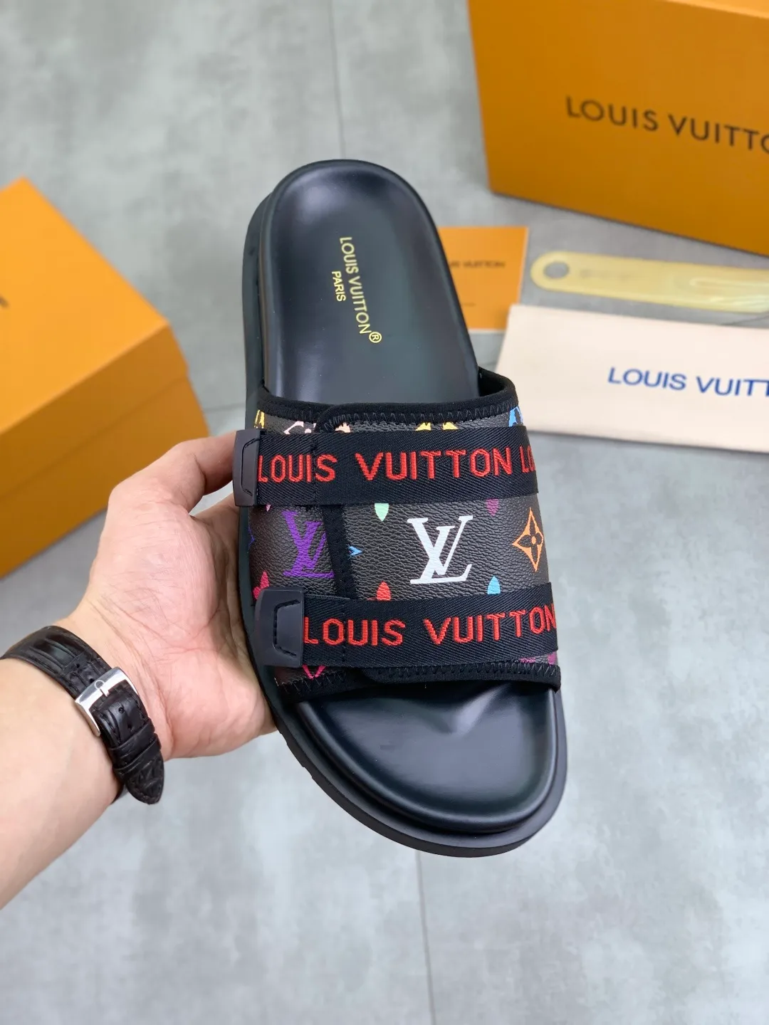 Men's shoes 💰P320💰【New style】🆘 Original quality 【LOUIS VUITTON】The popular Louis Vuitton LV men's slippers on the official website are on sale simultaneously! Original fabric imported from Italy, original factory special supply, code number: 38-44 (45 customized), many colors available